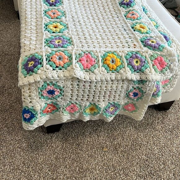 Vintage Hand Crocheted Granny Floral Cottagecore Boho Throw Blanket Afghan - Picture 11 of 11
